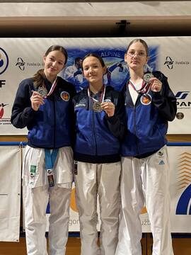 Srebro v rokah tekmovalk Shotokan karate kluba Postojna